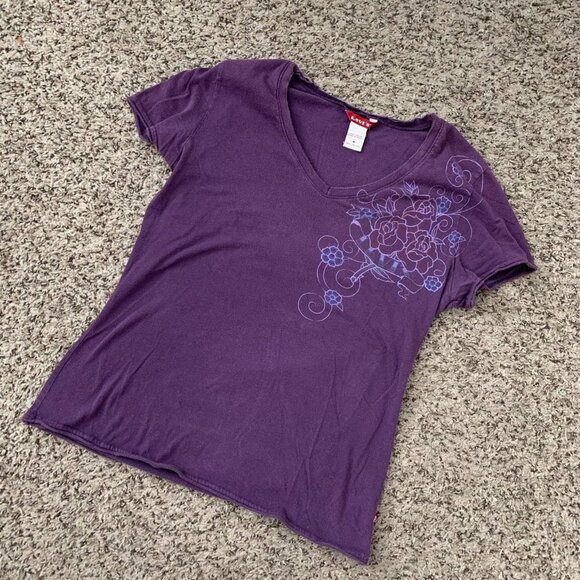 Levi graphic t-shirt with a rose design #y2kfashion - Picture 1 of 5